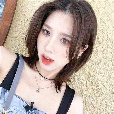 坐在酒吧里吃蛋糕